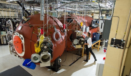 Hyper/Hypobaric Chamber. 